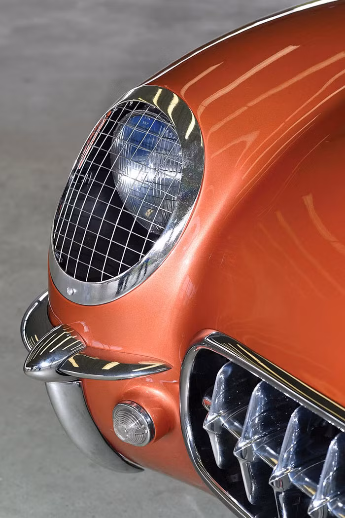 Cụm đèn pha dạng tròn nằm đối xứng hai bên, và được bảo vệ bằng một lưới sắt cùng đường viền mạ crôm sáng.