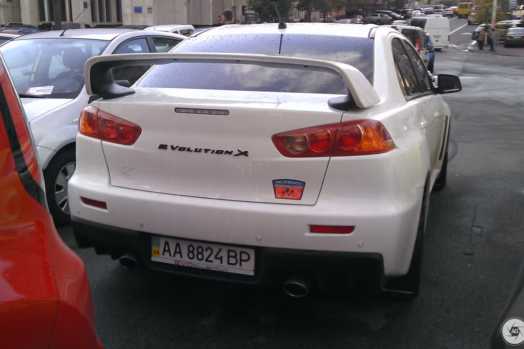 Phần đuôi thiết kế kiểu cụm đèn hậu dạng to bản, đi kèm là cánh gió lớn mang tính khí động học. Bộ la-zăng của xe dạng vàng hợp kim đa chấu nổi bật với nước sơn đen mờ huyền bí, cặp ống-xả đơn đối xứng hai bên.