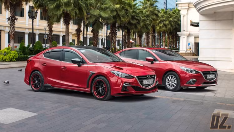 Bộ bodykit độ xe sedan Mazda3 đầy cá tính tại Sài Gòn bao gồm cản trước, ốp hai bên sườn, cản sau, ca-pô, nẹp sườn 2 bên hông, cánh gió đuôi trên nắp cốp sau và bộ vành mới khiến chiếc xe mang đậm chất thể thao.