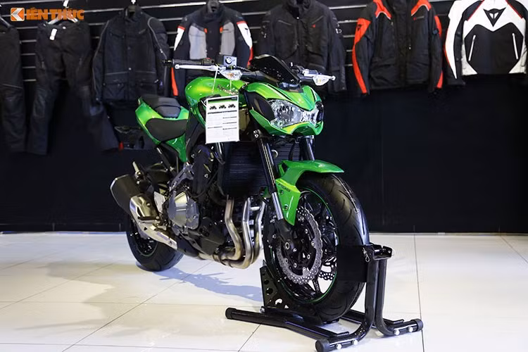 Z900 sở hữu động cơ Inline-4 truyền thống với tiếng hú mê hoặc và chiều cao yên thấp phù hợp với vóc dáng người Việt, hệ thống phanh ABS an toàn đi cùng với bình xăng dung tích lớn tới 17 lít phù hợp cho những chuyến hành trình dài.