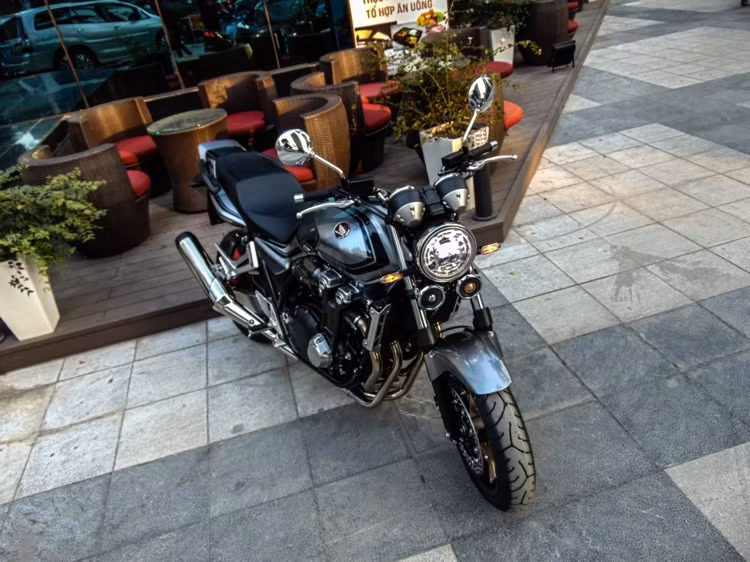  Môtô Honda CB1300 2018 25th Anniversary là phiên bản kỉ niệm 25 năm của dòng CB1300 không có quá nhiều thay đổi so với CB1300SF 2017, vẫn là thiết kế phù hợp với nhu cầu đi lại hằng ngày. Xe chỉ khác duy nhất ở trang bị màu sơn xám với họa tiết 2 màu xanh đặc trưng chạy dọc thân xe và logo kỷ niệm 25 năm Project Big-1 trên bình xăng.