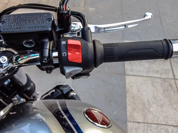 Cùm công tắc bên phải không thay đổi. Các trang bị mới cũng được bổ sung trên phiên bản đặc biệt này bao gồm hệ thống chống trượt với bộ côn Slipped clutch cũng như hệ thống kiểm soát lực kéo ETC...