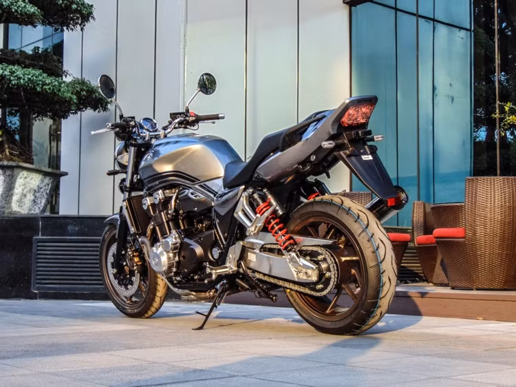 Hiện tại chiếc Honda CB1300 Super Four 2018 25th Anniversary duy nhất tại Việt Nam này đang được showroom Đức Quảng Ngãi tại Hà Nội nhập khẩu và phân phối với mức giá từ 600 triệu đồng.