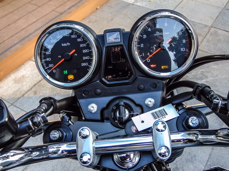 Phần đầu của xe vẫn giữ nguyên thiết kế nhưng đã được trang bị công nghệ đèn pha LED thay vì đèn pha Halogen của thế hệ trước đây. Cụm đồng hồ kích thước lớn thừa hưởng từ dòng CB1100RS với 2 đồng hồ dạng analog và màn hình LCD nhỏ trung tâm hiển thị số cũng như nhiệt độ, quãng đường và tình trạng nhiên liệu dễ quan sát.