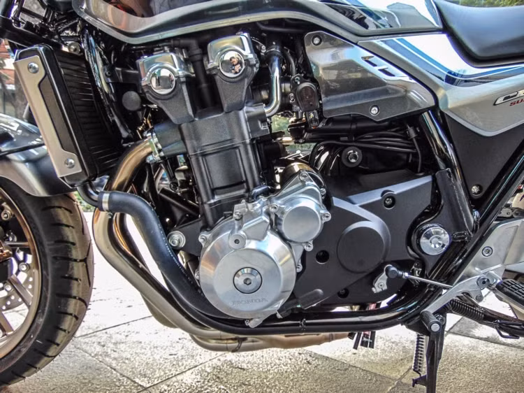 CB1300 phiên bản 2018 vẫn sở hữu khối động cơ huyền thoại Big-1 DOHC Inline-4, 4 xy-lanh thẳng hàng 16 van, làm mát bằng dung dịch, phun xăng điện tử PGM-FI, dung tích 1.284cc, kết hợp với hộp số 6 cấp li hợp thủy lực Slipped Clutch sản sinh công suất tối đa tới 108 mã lực và mô-men xoắn cực đại đạt 120Nm, hơn phiên bản 2017 tới 7 mã lực. 