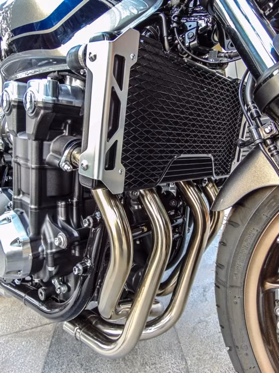 Ngoài ra, xe còn trang bị hệ thống phanh ABS trước sau giúp tăng khả năng an toàn khi điều khiển. Bộ vành hợp kim đa chấu màu vàng đồng kích thước 17 inch đi kèm với lốp thể thao Bridgestone Battlax và trọng lượng khô đạt 268 kg.