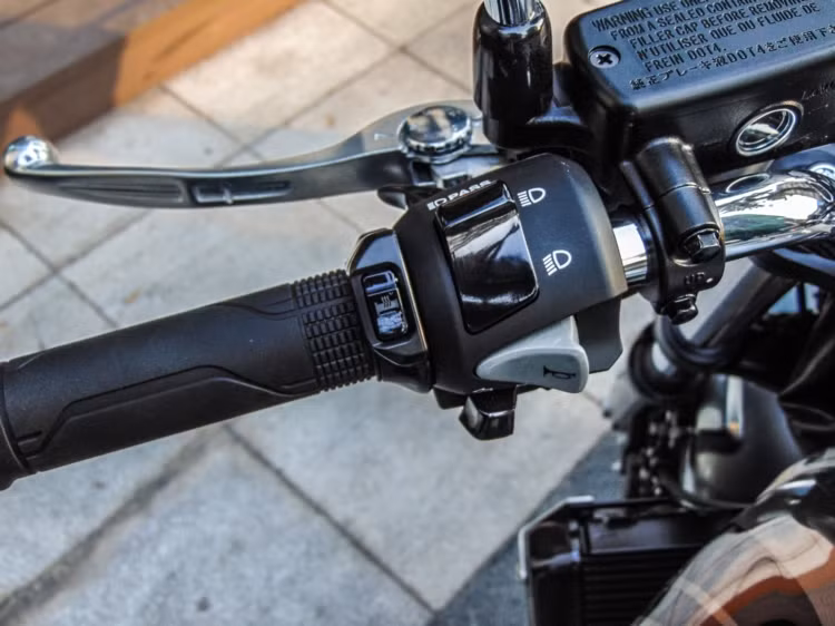 Cùm công tắc đặc trưng của dòng môtô phân khối lớn Honda đi kèm với việc bổ sung tay nắm có chức năng sưởi tương tự đàn em CB1100RS