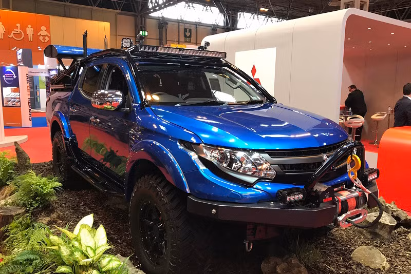 Phần đầu xe vẫn mang ngôn ngữ thiết kế đặc trưng với bộ lưới tản nhiệt lớn, đi kèm là các thanh ngang mạ crôm sáng, được tích hợp thêm cặp đèn LED dạng thanh ngang trên trần xe cùng một chiếc sơ mi rơ moóc.