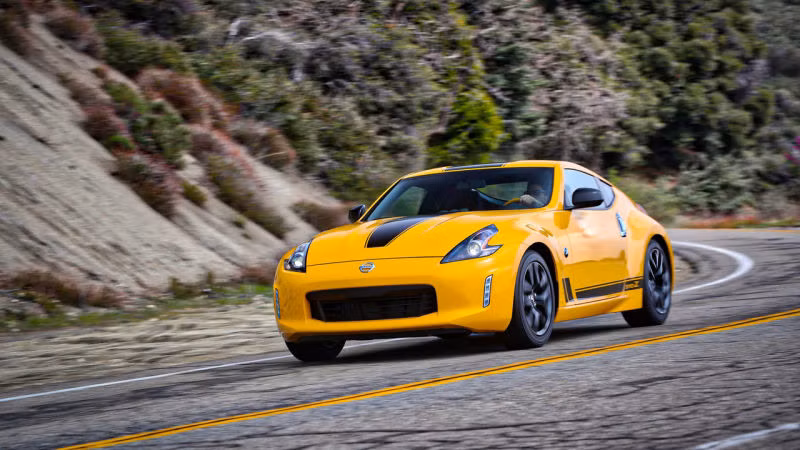 Mẫu xe thứ hai trong lần trưng bày này là chiếc Nissan 370Z Heritage Edition gồm hai màu vàng Chicane và đen Magnetic. Đây là phiên bản xe đặc biệt được được vinh dự đánh dấu mốc sự kiện 50 năm của dòng xe Z, sự kiện sẽ diễn ra vào cuối thập kỷ này.