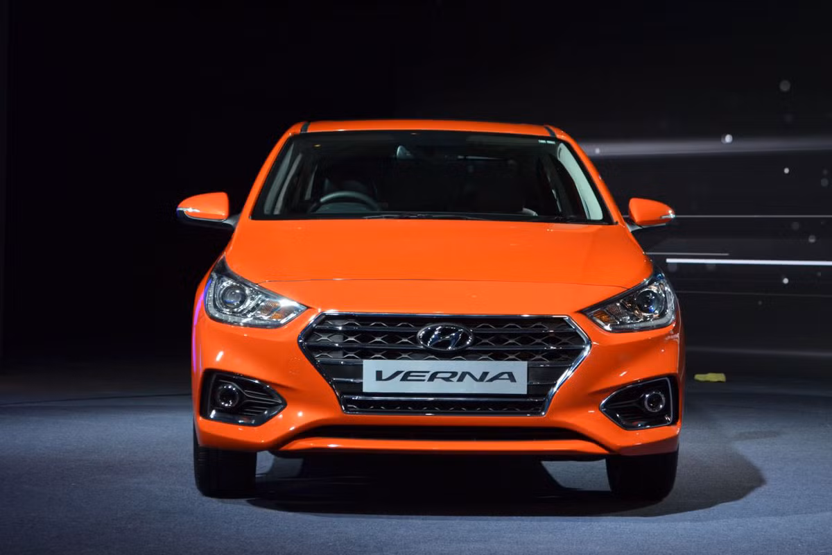 Ra mắt thị trường lần đầu vào tháng 10 năm ngoái tại thị trường Trung Quốc, so với thế hệ cũ, thiết kế của Huyndai Verna phiên bản mới được lột xác với ngôn ngữ thiết kế Điêu khắc dòng chảy (Fluidic Sculpture) 2.0 quen thuộc. Cụm đèn pha LED nổi bật, bộ lưới tản nhiệt kiểu lục giác với đường viền mạ crôm sáng, đèn sương mù nằm trên cản trước bao bởi đường viền kim loại sáng.