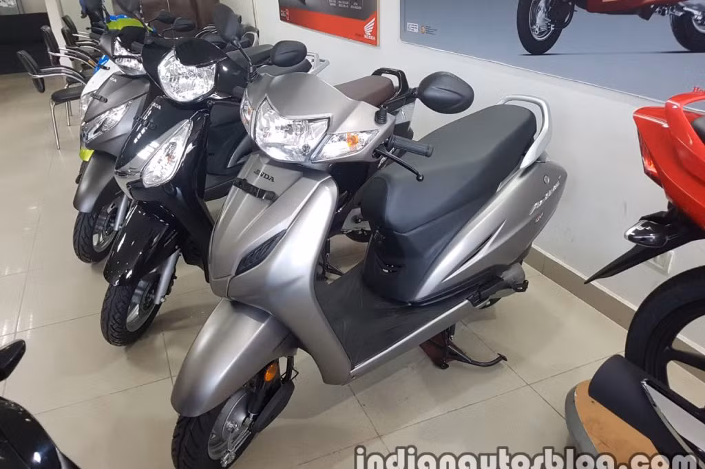 Về ngoại hình, Honda Activa i BSIV 2017 sở hữu nét thiết kế dáng đẹp, phù hợp cho phái nữ. Phần đầu xe ấn tượng với cụm đèn pha lớn, xi nhan thiết kế tách rời. Xe sở hữu tay lái rộng, chỗ để chân cho người lái thoải mái, các chi tiết thân xe cũng như mầu sắc bắt mắt hơn...