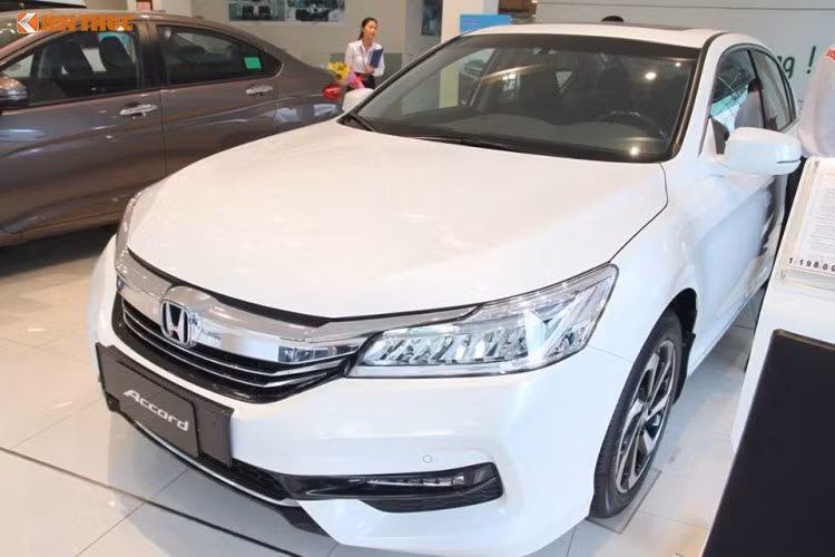 Nội thất của Honda Accord 2017 thể hiện sự sang trọng với các chất liệu da và gỗ. Ghế lái hoàn toàn điều chỉnh điện, nhớ vị trí, vô-lăng thiết kế 3 chấu hiện đại, được bọc da, kết hợp với ốp gỗ và nhựa bóng, tích hợp những phím điều chỉnh. Bảng táp-lô và đường viền thành cửa cũng được ốp gỗ bắt mắt.