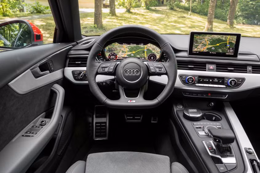 Các chi tiết được bố trí nhằm tối ưu hóa khả năng quan sát của tài xế và dễ sử dụng. Đồng thời, hệ thống cách âm khá tốt cho không gian yên tĩnh một cách hoàn hảo. Cụm đồng hồ kỹ thuật số dạng buồng lái ảo Virtual Cockpit và màn hình thông tin giải trí độ phân giải cao ở giữa bảng điều khiển.