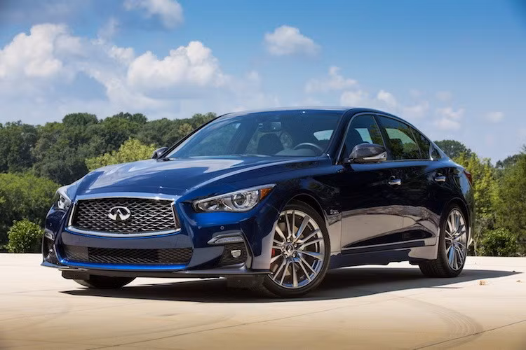 Ở bên trong nội thất của Infiniti Q50 2017, khách hàng sẽ thực sự ấn tượng với những vật liệu sử dụng đã được nâng cấp để cho cảm giác cao cấp hơn, tương tự dòng coupe Q60. Những điểm mới của xe gồm vô-lăng, ghế đỡ lưng tốt hơn, hệ thống thông tin giải trí InTouch với 2 màn hình cảm ứng được nâng cấp và dàn âm thanh Bose 16 loa.