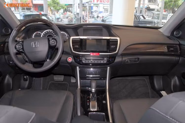 Ngoài ra, Honda Accord còn được bổ sung thêm cửa sổ trời chỉnh điện tạo nét cá tính cũng như giúp không gian nội thất sáng sủa hơn, hệ thống giải trí màn hình cảm ứng 7 inch tích hợp radio AM/FM, dẫn đường Sygic, kết nối bluetooth, USB/AUX, HDMI, hệ thống điều hòa 2 vùng tự động có cửa gió cho hàng ghế sau, hệ thống âm thanh 6 loa.