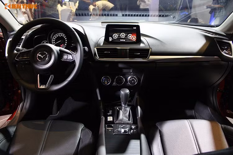 Bên cạnh đó, Mazda 3 còn là mẫu xe duy nhất trong phân khúc được trang bị hệ thống màn hình HUD đa sắc. Hệ thống giải trí cao cấp Mazda Connect với màn hình cảm ứng 7’’ đa sắc, kết hợp cụm nút xoay điều khiển độc đáo. Màn hình hiển thị đầy đủ các thông tin về khả năng vận hành, hệ thống giải trí, danh bạ được đồng bộ từ điện thoại.
