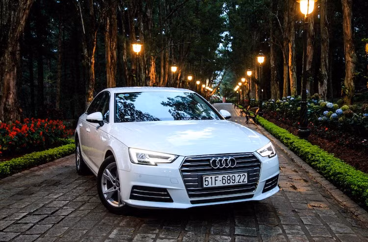 Tiếp theo, Audi A4 2017 là chiếc sedan hạng sang cỡ trung sở hữu thiết kế hoàn toàn mới, cùng với nhiều công nghệ hiện đại và sang trọng hơn, đi kèm với các vật liệu cao cấp cho người dùng cảm nhận được sự tinh tế và mềm mại.
