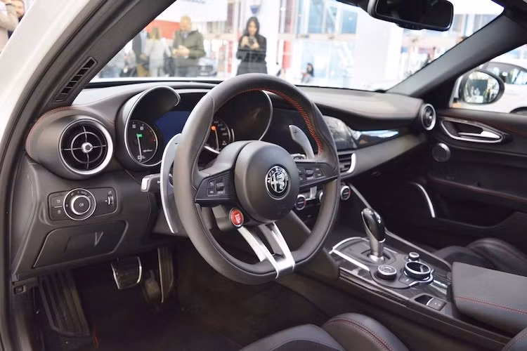 Đầu tiên phải kể đến mẫu xe của thương hiệu xe Ý Alfa Romeo Giulia 2017. Giulia gây ấn tượng bởi thiết kế nội thất đơn giản nhưng đầy trực quan. Hướng tới phong cách thể thao, chiếc xe có vô-lăng với đường kình nhỏ. trong khi những chi tiết ốp gỗ hoặc sợi carbon trang trí tùy từng phiên bản khiến cho Giulia xứng đáng đứng ở hàng ngũ "xe sang".