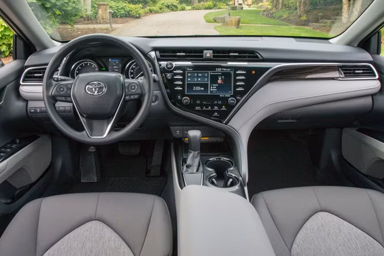Ghế ngồi bọc da mềm, vô lăng 3 chấu tích hợp các nút điều khiển. Đặc biệt, Camry 2018 còn được trang bị màn hình Head-Up 10 inch đa chức năng, trong khi hệ thống giải trí sử dụng màn hình cảm ứng 8 inch cùng với dàn âm thanh JBL 9 loa cao cấp.