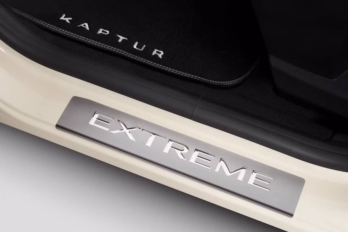 Logo huy hiệu “Extreme” xuất hiện trên bậc thang lên xuống cửa xe, trên khu vực bảng táp-lô, thảm lót chân như là một dấu hiệu phân biệt so với các phiên bản khác.