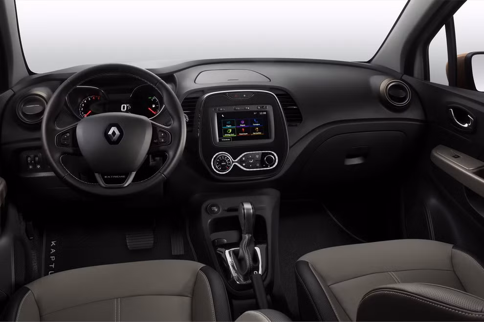 Ở bên trong, các chi tiết được phủ tông màu sơn đen-be, ghế ngồi bọc da màu nâu, tay lái vô-lăng bọc da, đính kèm logo huy hiệu “Extreme”.