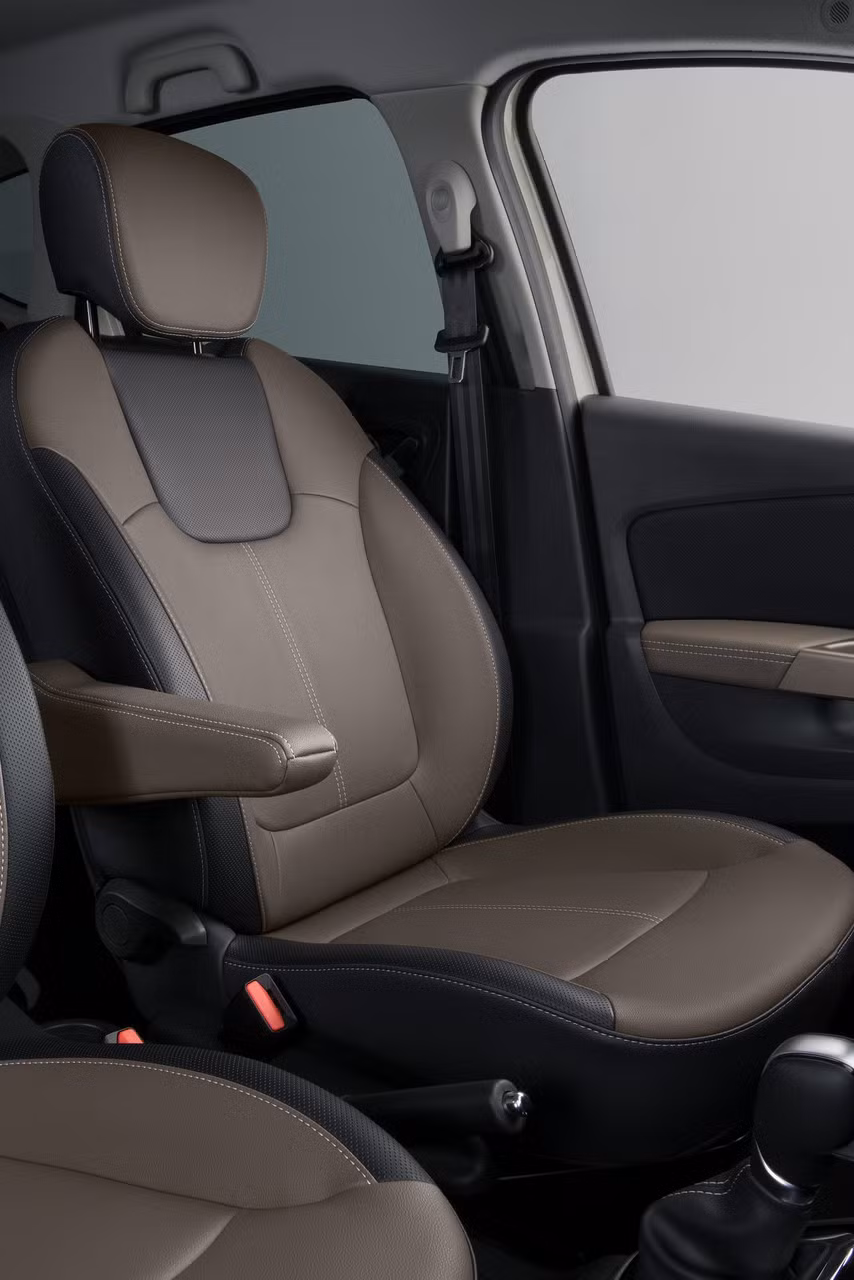 Về thông số kích thước, Renault Captur Extreme sở hữu chiều dài 4.333 mm, rộng 1.813 mm và cao 1.613 mm và có chiều dài cơ sở dài 2.673 mm. Khoảng sáng gầm 205 mm, không gian để đồ lên tới 387 lít, và có thể mở rộng tới 1.200 lít khi gập cả hàng ghế phía sau.