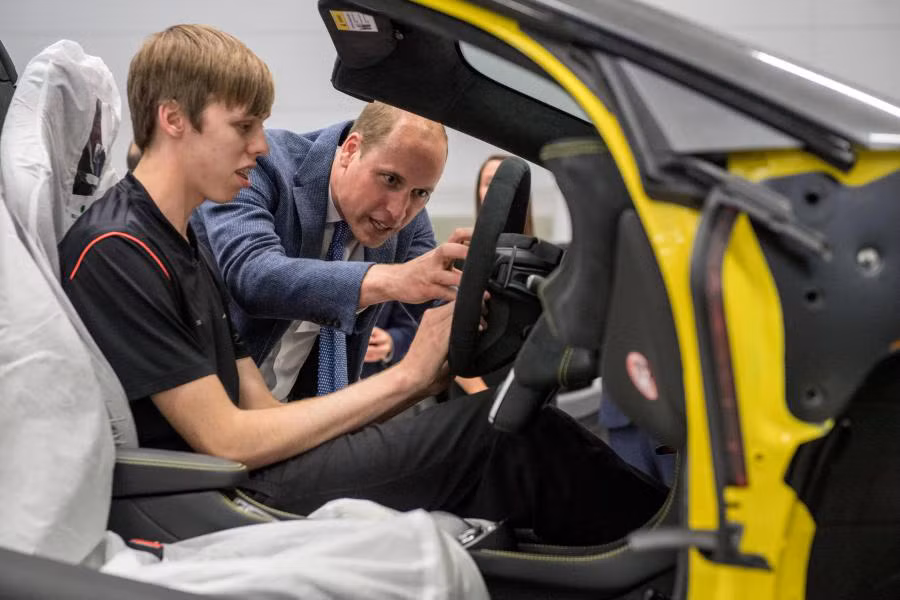 Trong đó có cậu bé Machin, 17 tuổi và ông cũng đích thân giúp Machin trong việc lắp đặt túi khí trên một chiếc xe. McLaren còn cho biết về kế hoạch mở rộng ngành công nghiệp này đến đối tượng phụ nữ.