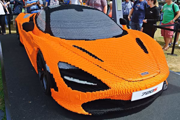 Chiếc xe Lego sử dụng một hệ thống khung làm bằng thép dựa theo thiết kế khung thật của 720S. Toàn bộ thân vỏ của xe được tạo nên từ 267.300 miếng Lego và mất tới 2.000 giờ để 6 người lắp ráp hoàn thiện. Chiếc 720S phiên bản Lego đã mô phỏng lại được gần như hoàn toàn từng chi tiết nhỏ nhất của chiếc 720S thật sự.