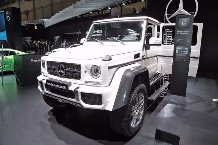 Chiếc Mercedes-Maybach G650 Landaulet đã được giới thiệu trong Triển lãm Geneva Auto Show 2017 diễn ra vào đầu năm nay. Xe sở hữu thiết kế cổ điển nhưng vẫn toát lên vẻ sang trọng cùng khả năng off-road hoàn hảo. Hãng xe cũng cho biết đây là phiên bản cuối cùng của dòng G-Class trước thế hệ tiếp theo được ra đời.