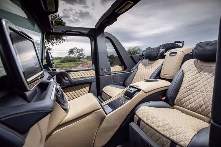 Điểm đáng chú ý trên mẫu SUV siêu sang này có mái che mềm có thể mở hoặc đóng đơn giản với 1 nút bấm. Không gian hàng ghế thứ 2 tách biệt hoàn toàn với chỗ ngồi phía trước, và chỉ còn hai chỗ ngồi sang trọng. Bệ điều khiển nằm ở trung tâm và hai màn hình TFT được đặt trước mặt phục vụ nhu cầu giải trí cho các khách VIP.