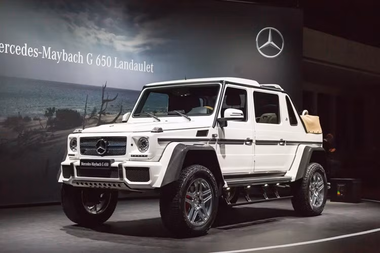 Mercedes-Benz S-Class G650 còn được trang bị ghế bọc da cao cấp với những đường chỉ khâu kim cương tinh tế, bao gồm cả chức năng mát xa. Hai màn hình giải trí 10-inch cũng được lắp sẵn cho hành khách phía sau.
