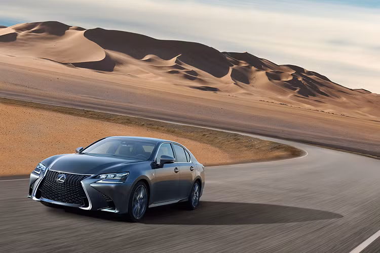 Ngoài ra xe được trang bị tính năng an toàn tiêu chuẩn hệ thống phanh chống bó cứng, túi khí phía trước và phía sau, túi khí phía trước đầu gối, túi khí rèm bên và tựa đầu phía trước giảm chấn, camera chiếu hậu. Tính năng Safety Connect gồm thông báo va chạm tự động, dịch vụ viễn thông, định vị tìm lại xe khi bị đánh cắp và nút hỗ trợ khẩn cấp.