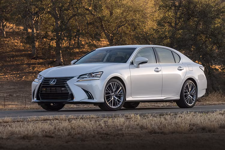 Cũng là dòng xe thuộc thương hiệu Lexus, chiếc sedan GS 2017 là mẫu xe thứ 6 trong danh sách. Xuất phát từ chính tên gọi “Grand Sedan” (sedan lớn). GS là mẫu sedan sang trọng và tiện nghi hơn so với mẫu xe cỡ thông thường. Ở Lexus GS, người dùng có thể cảm nhận được sự tiện nghi và sang trọng cùng cảm giác lái thể thao vô cùng ấn tượng.