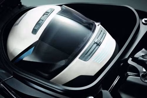 Dưới yên của mẫu xe số phổ thông, khu vực cốp đựng đồ khá rộng rãi hình chữ U dung tích 18 lít có thể đựng vừa cả một mũ bảo hiểm loại trùm đầu. 