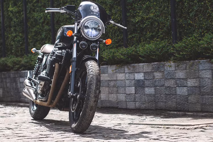 Phía trước của xe, cụm đèn pha dạng halogen "zin" của chiếc xe CB1100 cũng đã được thay thế bởi cụm đèn chiếu sáng dạng LED 2 tầng chiếu sáng tốt nhưng cũng cá tính hơn nhiều so với trước đây. Xi nhan trước và sau của xe vẫn được để nguyên bản không thay đổi.