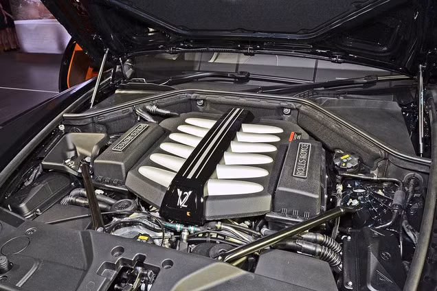 Ngoài ra còn có hộp số 8 cấp ZF tích hợp chức năng bổ trợ vệ tinh cung được trang bị trên xe, trên thực tế công nghệ này đã được triển khai đầu tiên trên "người anh em" Wraith. Hộp số sử dụng dữ liệu GPS để tiên liệu và phản ứng với điều kiện mặt đường sắp đi tới.