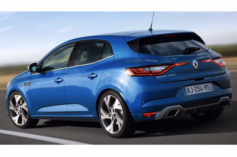 Phần đuôi phía sau là cản sau làm bằng kim loại sáng, ống-xả lớn. Bôm mâm đa chấu hợp kim kích thước 17 inch.