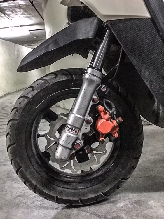 Khác với 2 chiếc xe trên, chiếc BWS này được độ lại thụt trước dạng trần với ti thụt từ hãng độ danh tiếng Andreani chuyên dành cho đường đua, đây cũng là chiếc BWS độ thụt trước dạng trần duy nhất tại miền Bắc tới thời điểm hiện tại và chi phí cho cây ti thụt này cũng được chủ nhân giấu kín. Tại châu Âu, dàn ti thụt Andreani có giá rẻ nhất là trên 1000 USD (tương đương khoảng 22 triệu đồng)