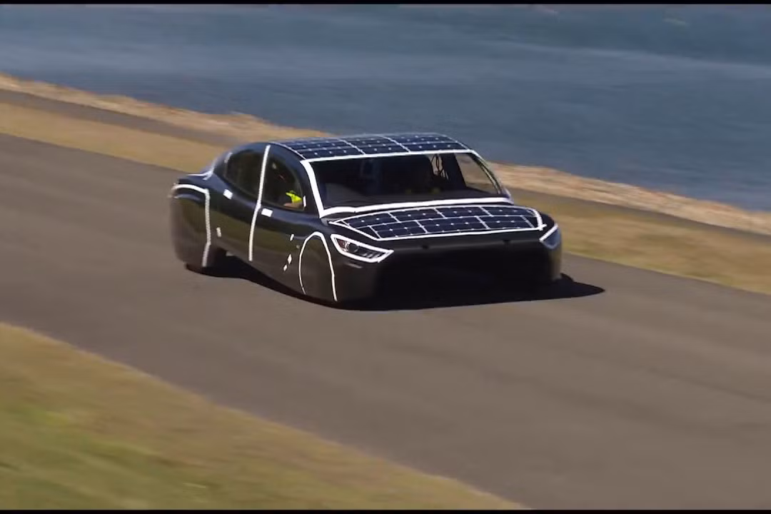 Dựa trên nguyên lí xe càng trơn,càng tốt, nhóm đã thiết kế Sunswift Violet theo phong cách Aero giúp tăng tính khí động học, đồng thời giảm hệ số kéo xuống thấp hơn 0,2, tốt hơn so với những chiếc siêu xe trên thị trường.