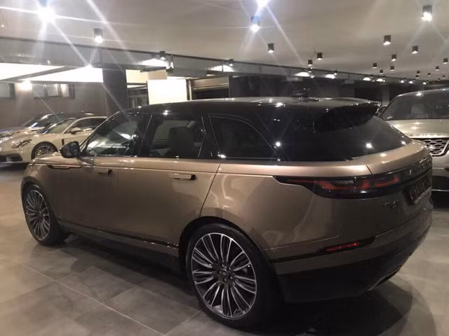 Theo tiết lộ, chiếc SUV hạng sang Range Rover Velar này sở hữu cỗ máy loại máy xăng siêu nạp, dung tích 3 lít, sản sinh công suất 380 mã lực và mô-men xoắn 450 Nm. Hộp số tự động 8 cấp và hệ dẫn động 4 bánh toàn thời gian là trang bị tiêu chuẩn.
