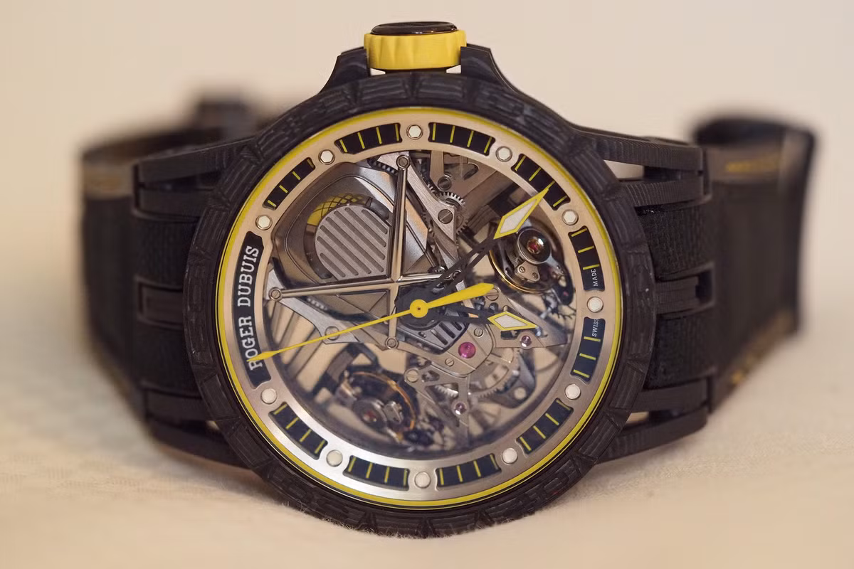 Trong khi đó, mẫu đồng hồ Excalibur Aventor S màu vàng – màu của siêu xe Lamborghini “Giallo Orion” được sản xuất giới hạn 88 mẫu và có giá bán 194.500 USD (khoảng 4,2 tỉ đồng). Giống như mọi mẫu đồng hồ Roger Dubuis khác, đồng hồ Excalibur Aventador cũng đi kèm với dấu cao quý Hallmark of Geneva.