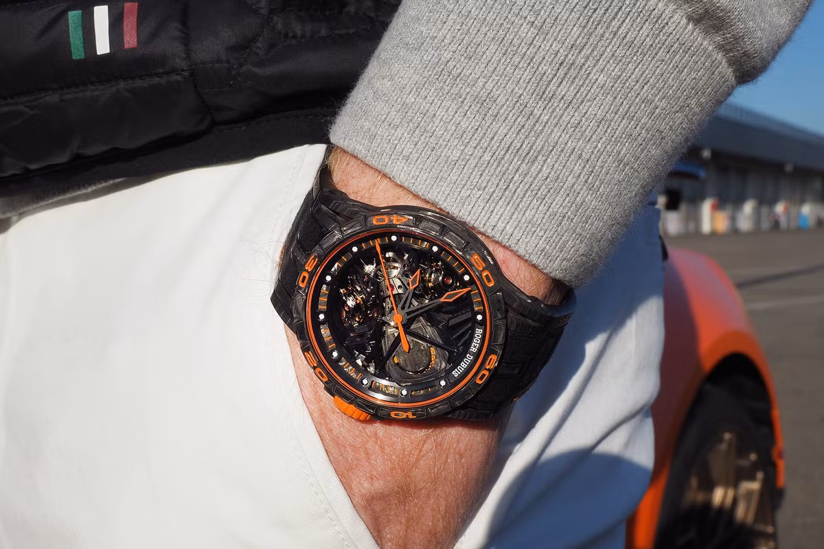 Mẫu đồng hồ màu cam của Roger Dubuis Excalibur Aventador S sử dụng màu cam của siêu xe “Arancio Argos” được coi là mẫu đồng hồ tiên phong trong việc sử dụng C-SMC carbon trong thiết kế vỏ đồng hồ trên thế giới, và chỉ có duy nhất 8 mẫu đồng hồ được sản xuất. Giá bán mỗi mẫu là 216.000 USD (khoảng 4,65 tỉ đồng).