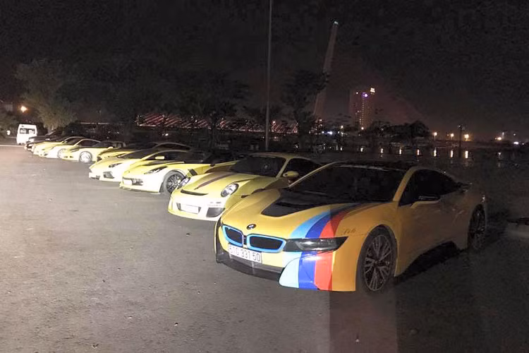 Được biết dàn siêu xe này sẽ tham gia một hành trình đến Đà Nẵng vào cuối tuần. Ban tổ chức yêu cầu những chiếc siêu xe tham dự phải có “bộ cánh”màu vàng. Chính vì thế, những tay chơi Sài thành phải nhanh chóng đưa “xế cưng” của mình đi “trang điểm” lại theo đúng yêu cầu.