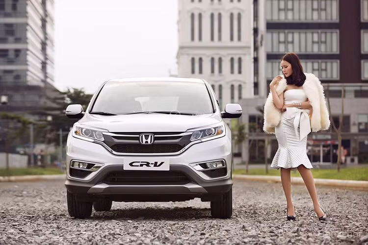 Bên cạnh đó, Honda CR-V thế hệ mới còn được sự cải tiến về chất lượng cũng như sự tiện dụng với cách bài trí khoa học các chi tiết trong khoang nội thất giúp cho việc điều khiển trở nên dế dàng hơn.