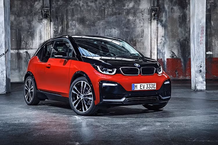 Theo đó, mẫu xe ôtô chạy điện BMW i3s 2018 sẽ được bán ra thị trường với 4 phiên bản cùng mức giá dao động từ 44.450 - 51.500 USD (khoảng 1,012 cho đến 1,17 tỷ đồng) tại thị trường Mỹ.