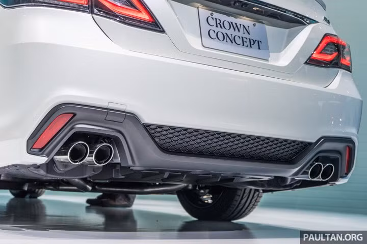 Ở phía sau đuôi xe còn có sự xuất hiện của cặp chụp ống xả mạ bóng.