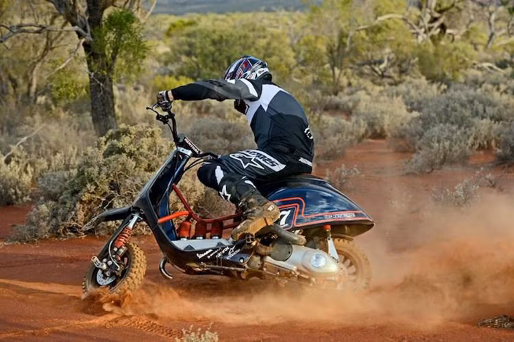 Dirtbike hay off-road là tên gọi chung cho những xe môtô địa hình. Sẽ thật khó hình dung một chiếc xe Vespa độ Dirtbike sẽ như thế nào. Tuy nhiên, hiện đã có khá nhiều mẫu xe tay ga thể thao của Piaggio được chơi theo phong cách này. Trong ảnh là một chiếc Vespa Sprint 150 được độ với những phụ tùng xe "cào cào" để trở thành một mẫu xe offroad cực đỉnh. 