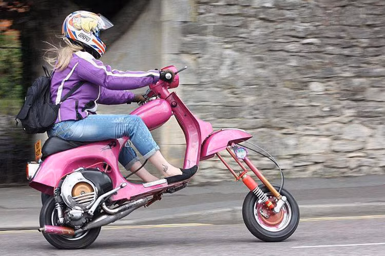 Một chiếc xe ga Vespa chopper đã được thay thế càng trước đơn và tay lái thẳng bằng bộ càng đôi với góc choãi lớn, bánh trước càng được đẩy ra xa khung và tay lái ape-hanger cao hơn đậm chất chopper. Gầm xe thấp hơn cùng vị trí ngồi thấp được đẩy lui về sau, tay lái kéo dài nhằm tạo sự thoải mái cho người điều khiển.