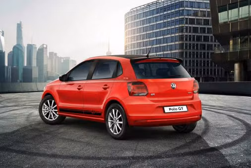 Phiên bản giới hạn Polo GT Sport sở hữu bộ mâm hợp kim Portago 16 inch có sẵn trong cả hai lựa chọn GT TSI và GT TDI, hộp số tự động 7 cấp DSG, ngoại thất 2 tông màu cao cấp, logo ST Sport trên tấm cửa thấp, nóc xe màu đen và bộ phận bảo vệ GT.