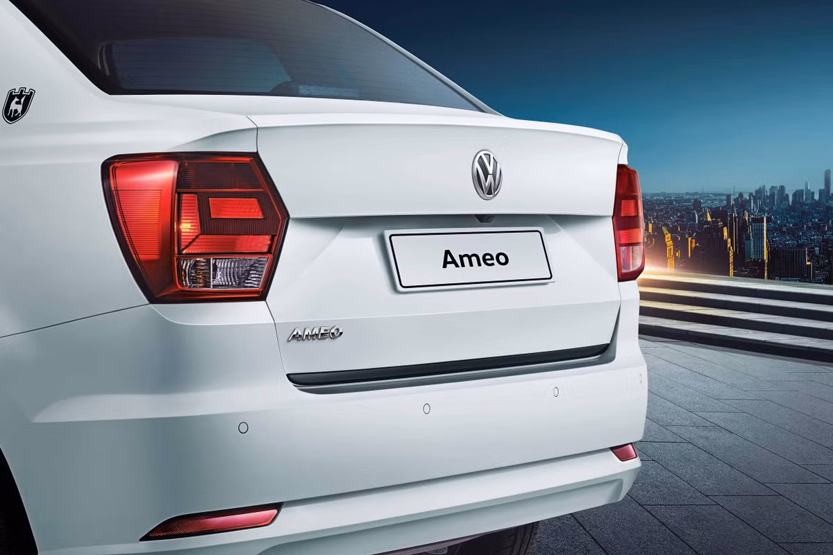 Ngoài ra nó còn sở hữu bánh xe hợp kim Tosa 15 inch cùng bọc ghế dạng tổ ong, chụp gương ORVM màu đen sang trọng.